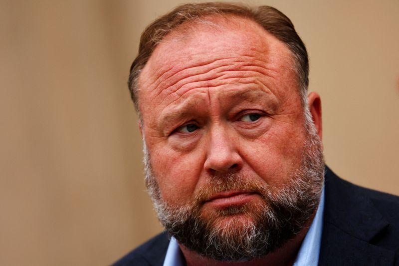 &copy; Reuters. Imagem de arquivo: o conspiracionista Alex Jones em julgamento por difamação. 4 de outubro, 2022. REUTERS/Mike Segar/File Photo