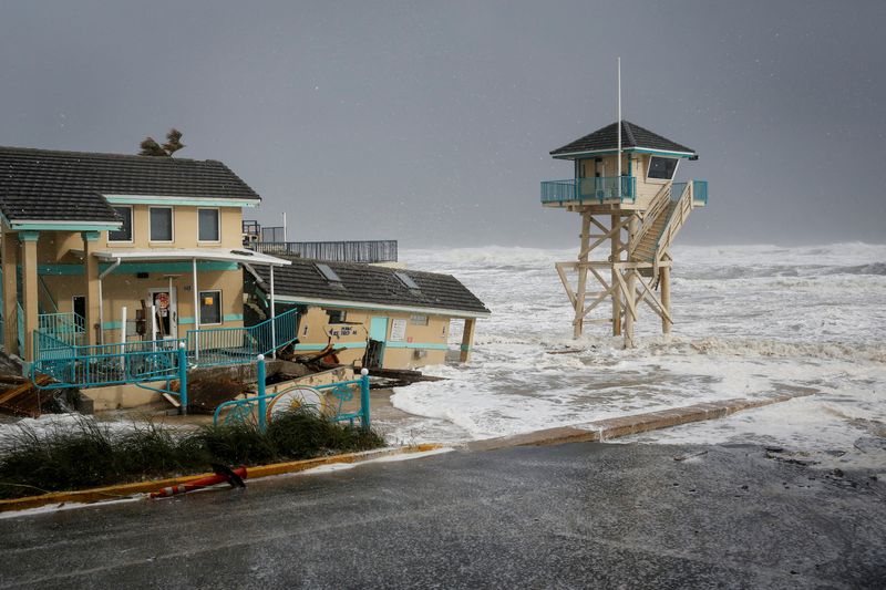 &copy; Reuters. FILE PHOTO: Waves crash into a Volusia County building after Hurricane Nicole made landfall on Florida's east coast, in Daytona Beach Shores, Florida, U.S., November 10, 2022. REUTERS/Marco Bello