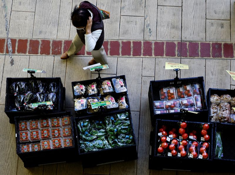 &copy; Reuters. FILE PHOTO: A woman chooses vegetables at a supermarket in Tokyo, Japan October 21, 2022. REUTERS/Kim Kyung-Hoon