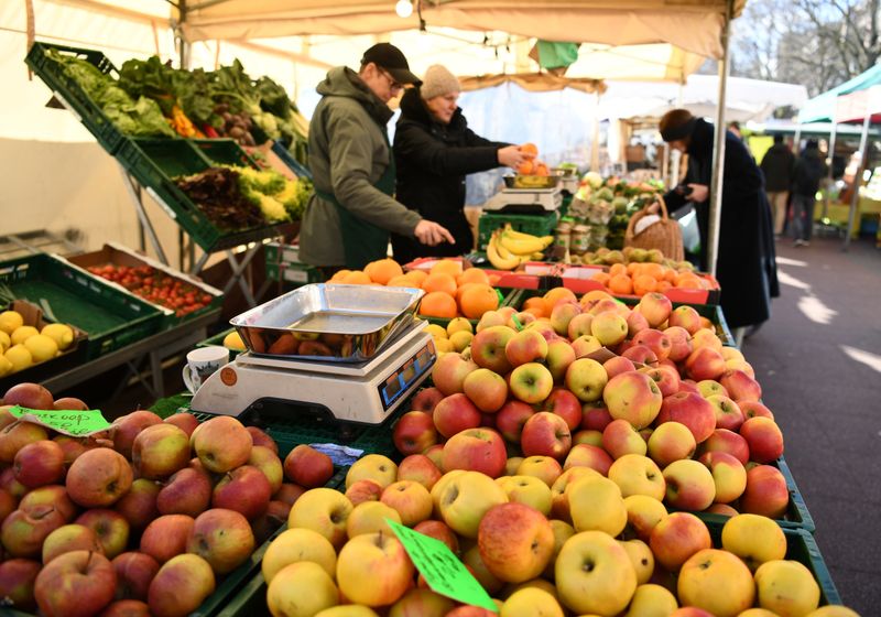 &copy; Reuters. FILE PHOTO: A general view of a fruit and vegetable stand on a weekly market in Berlin, Germany, March 14, 2020.  REUTERS/Annegret Hilse
