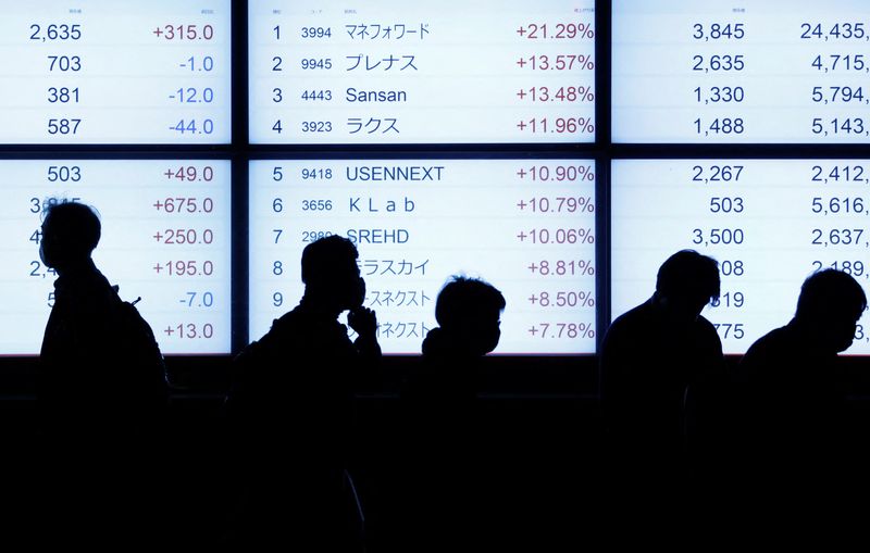 &copy; Reuters. شاشة تداول تعرض الأسهم اليابانية خارج مكتب سمسرة في طوكيو يوم 18 أكتوبر تشرين الأول 2022. تصوير: إيسي كاتو - رويترز.