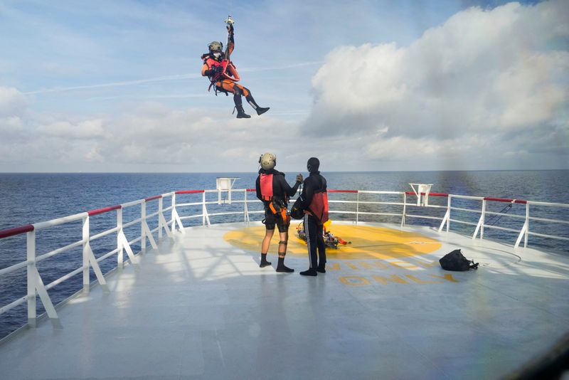 &copy; Reuters. Un soccorritore francese atterra sulla nave ONG Ocean Viking. Camille Martin Juan/Sos Mediterranee/Handout via REUTERS