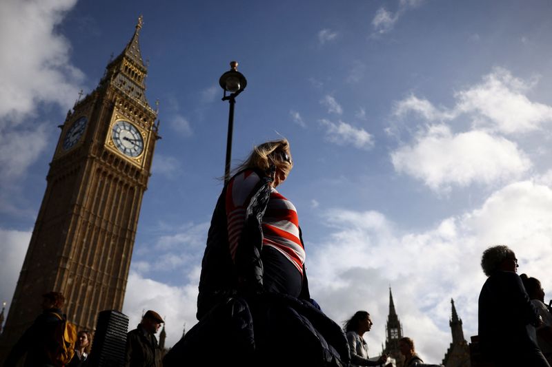 &copy; Reuters. FILE PHOTO: People walk in front of the Elizabeth Tower, more commonly known as Big Ben in London, Britain October 21, 2022. REUTERS/Henry Nicholls