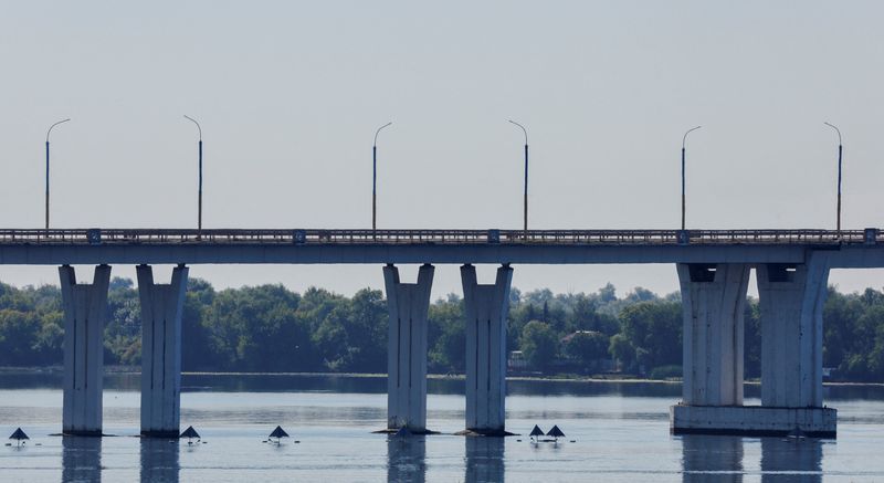 &copy; Reuters. منظر عام لجسر أنتونيفسكي في مدينة خيرسون بأوكرانيا بعد إغلاقه أمام المدنيين إثر تقارير عن تعرضه لنيران روسية يوم 27 يوليو تموز 2022. تصوير: ألك