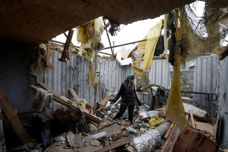 &copy; Reuters. Photo d'archives: Un résident de Serhii Tamara, enlève les débris à l'intérieur de la maison de son fils, détruite lors d'une attaque militaire russe dans le village de Novooleksandrivka, dans la région de Kherson, en Ukraine. /Photo prise le 9 nov