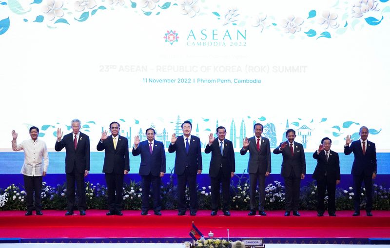 &copy; Reuters. قادة الدول الأعضاء برابطة دول جنوب شرق آسيا (آسيان) يقفون لالتقاط صورة جماعية لهم خلال القمة في فنومبينه يوم الجمعة.