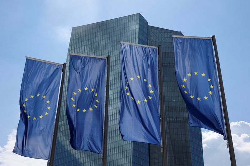 &copy; Reuters. FOTO DE ARCHIVO: Banderas europeas delante del edificio del Banco Central Europeo (BCE), en Fráncfort, Alemania, 21 de julio de 2022. REUTERS/Wolfgang Rattay/File Photo