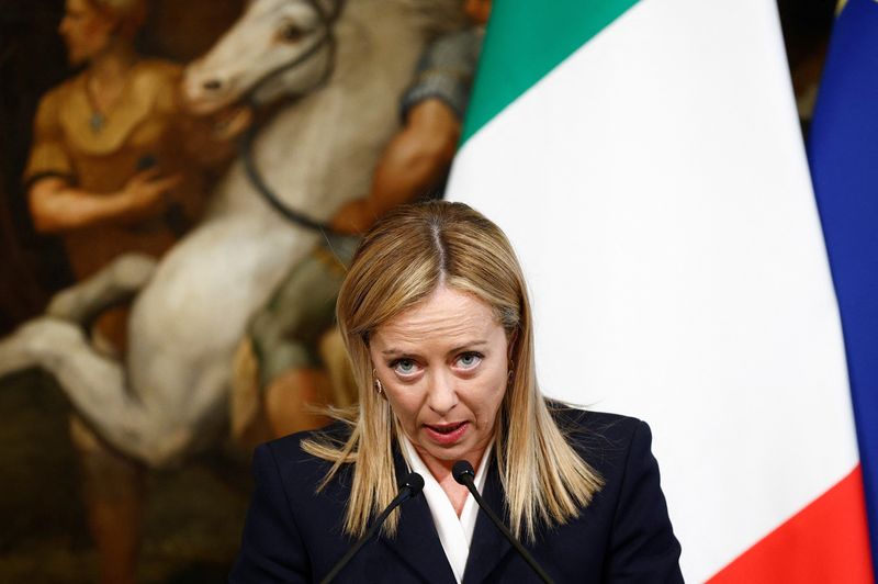 &copy; Reuters. Il primo ministro italiano Giorgia Meloni parla accanto al segretario generale della NATO dopo il loro incontro a Palazzo Chigi a Roma, Italia, 10 novembre 2022. REUTERS/Guglielmo Mangiapane