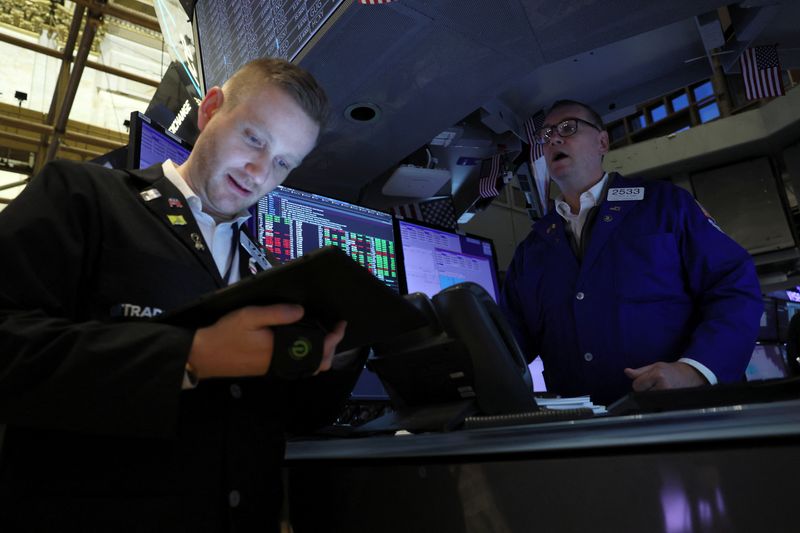 &copy; Reuters. Operadores trabajan en la Bolsa de Valores de Nueva York (NYSE), en Nueva York, EEUU