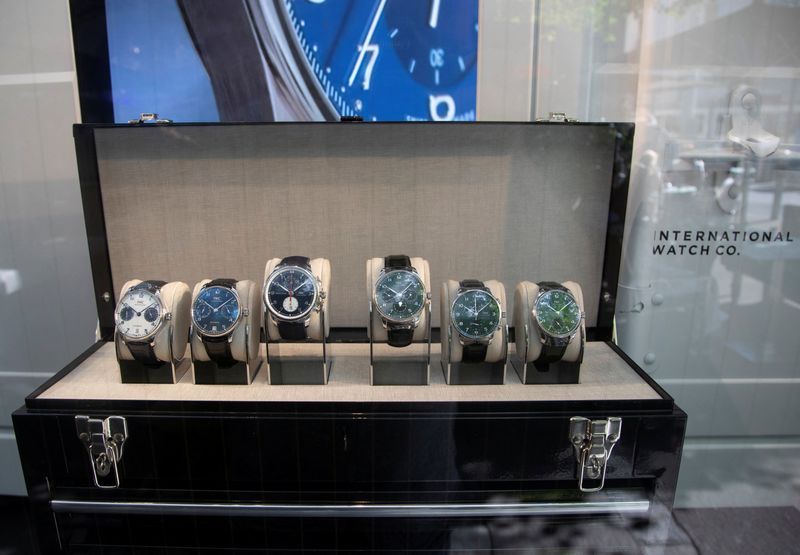 &copy; Reuters. Des montres de l'horloger suisse IWC Schaffhausen, propriété du groupe de luxe Richemont, sont exposées dans le magasin de l'entreprise dans la rue commerçante Bahnhofstrasse à Zurich, en Suisse. /Photo prise le 8 août 2022/REUTERS/Arnd Wiegmann