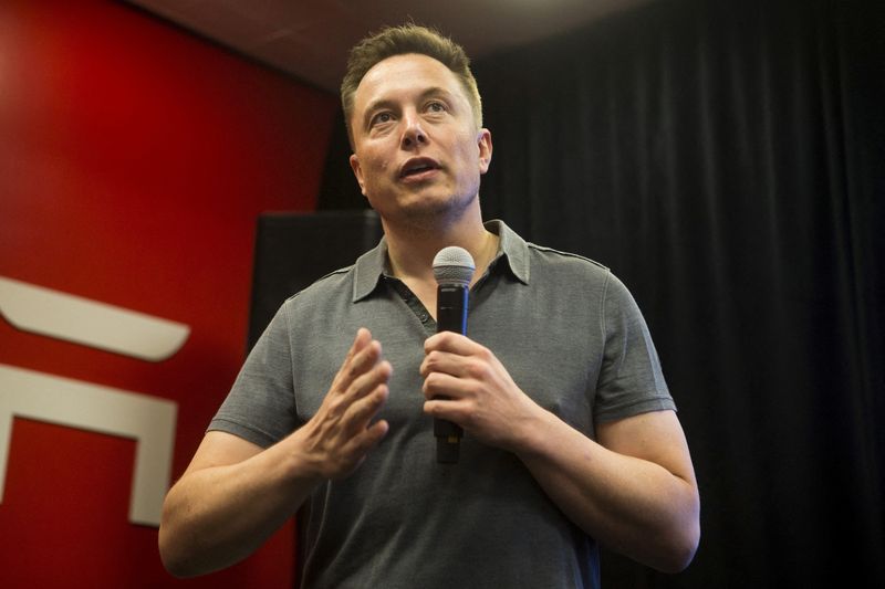 &copy; Reuters. FILE PHOTO: Tesla CEO Elon Musk speaks about new Autopilot features during a Tesla event in Palo Alto, California October 14, 2015. REUTERS/Beck Diefenbach