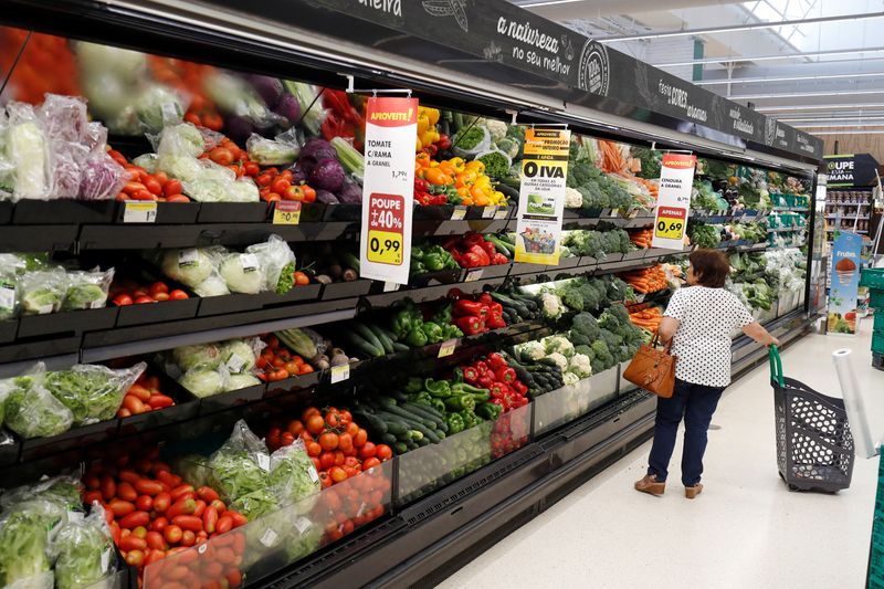 &copy; Reuters. FILE PHOTO: A consumer chooses vegetables at a Pingo Doce supermarket in Lisbon, Portugal July 6,  2018. REUTERS/Rafael Marchante/File Photo