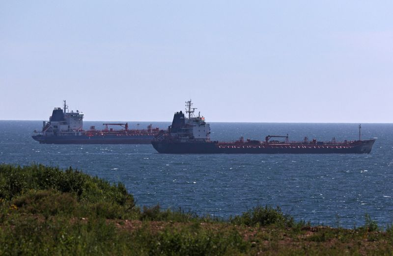 © Reuters. FOTO DE ARCHIVO: Buques petroleros navegan por la bahía de Najodka, cerca de la ciudad portuaria de Najodka, Rusia. 12 de agosto, 2022. REUTERS/Tatiana Meel/Archivo