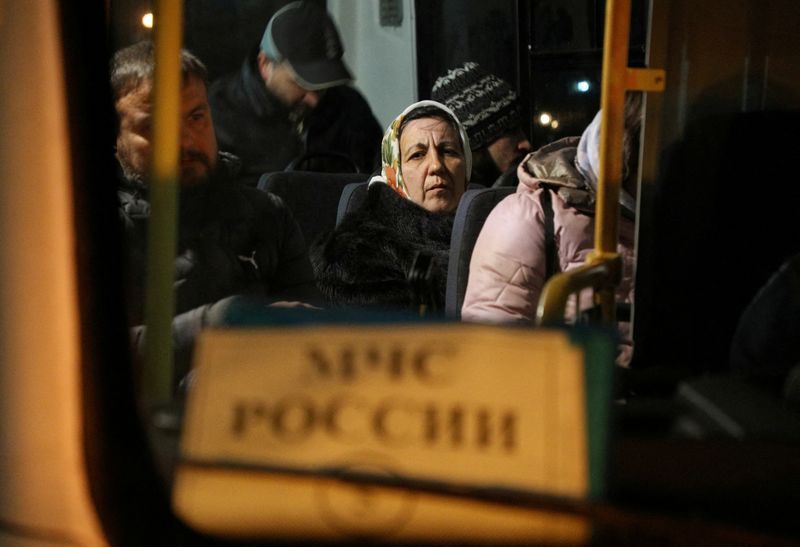 &copy; Reuters. مدنيون في حافلة لإجلائهم من الجزء الخاضع لسيطرة رورسيا في خيرسون الأوكرانية إلى بلدة بشبه جزيرة القرم يوم الخميس. تصوير: ألكسي بافليشاك - رو