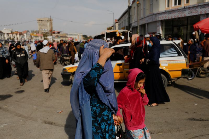 &copy; Reuters. امرأة وطفلة أفغانيتان تسيران في شارع بكابول يوم التاسع من نوفمبر تشرين الثاني 2022. تصوير: خارا - رويترز.