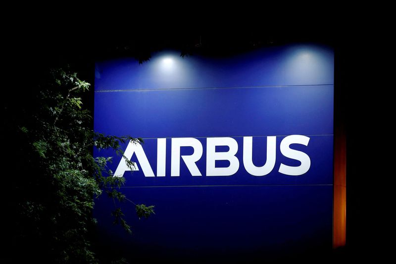 &copy; Reuters. FILE PHOTO: A logo of Airbus in Blagnac near Toulouse, France, July 2, 2020. REUTERS/Benoit Tessier/File Photo