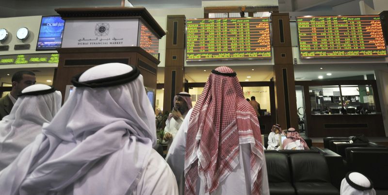 &copy; Reuters. متعامل يتابع شاشات التداول ببورصة دبي في صورة من أرشيف رويترز.
