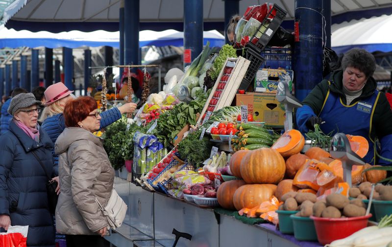&copy; Reuters. FILE PHOTO: People buy vegetables at the largest food market 'Komarovski' during the coronavirus disease (COVID-19) outbreak in Minsk, Belarus March 20, 2020.  REUTERS/Vasily Fedosenko/File Photo