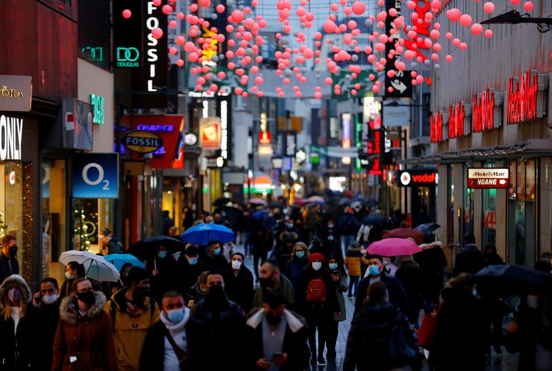 &copy; Reuters. FILE PHOTO: Shoppers walk down Hohe Strasse shopping district one day before Germany goes back to a complete lockdown due to the coronavirus disease (COVID-19) outbreak, in Cologne, Germany, December 15, 2020. REUTERS/Thilo Schmuelgen/File Photo