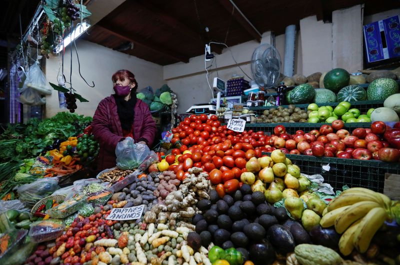 &copy; Reuters. FILE PHOTO: A vegetable seller looks on as she waits for customers at a market in Salta, Argentina August 11, 2021. Picture taken August 11, 2021. REUTERS/Agustin Marcarian/File photo