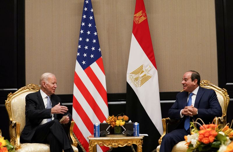 &copy; Reuters. الرئيس الأمريكي بايدن يتحدث مع الرئيس المصري عبد الفتاح السيسي في شرم الشيخ يوم الجمعة. تصوير: كيفن لامارك - رويترز.