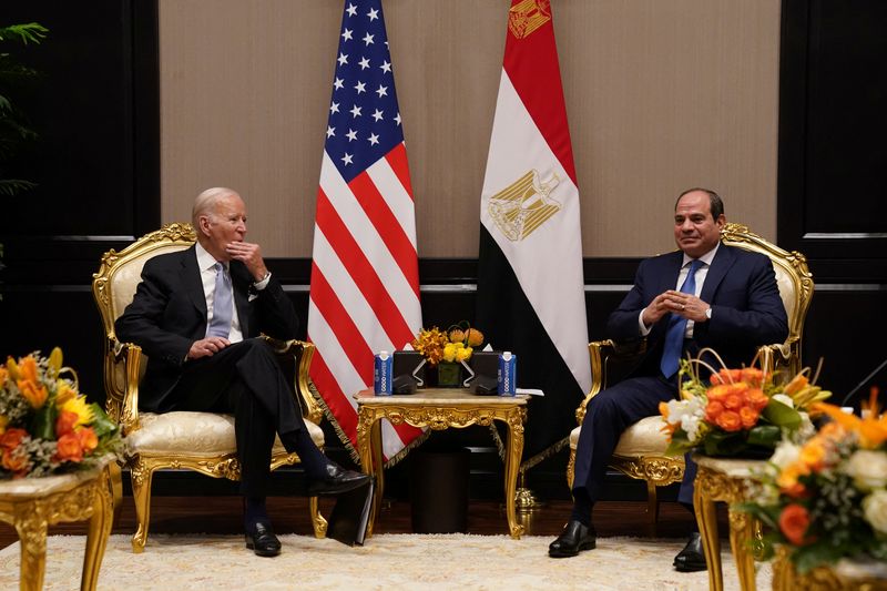 &copy; Reuters. السيسي خلال اجتماع مع الرئيس الأمريكي جو بايدن في شرم الشيخ يوم الجمعة. تصوير: كيفن لامارك - رويترز. 