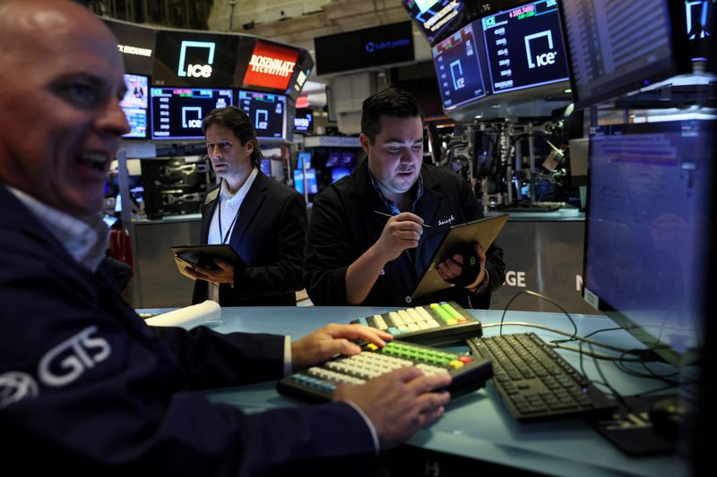 &copy; Reuters. Des traders travaillent à la Bourse de New York. /Photo prise le 10 novembre 2022/REUTERS/Brendan McDermid