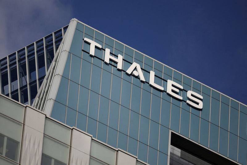 &copy; Reuters. Le logo du groupe français de défense et d'électronique Thales est visible dans le quartier d'affaires de La Défense, près de Paris. /Photo prise le 31 janvier 2022/REUTERS/Sarah Meyssonnier
