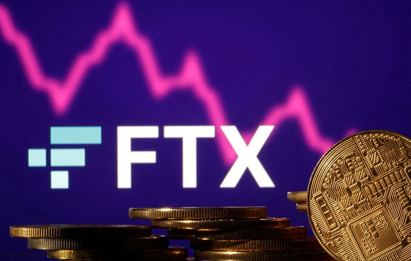 &copy; Reuters. Des représentations de crypto-monnaies sont visibles devant le logo FTX. /Photo prise le 10 novembre 2022/REUTERS/Dado Ruvic/Illustration