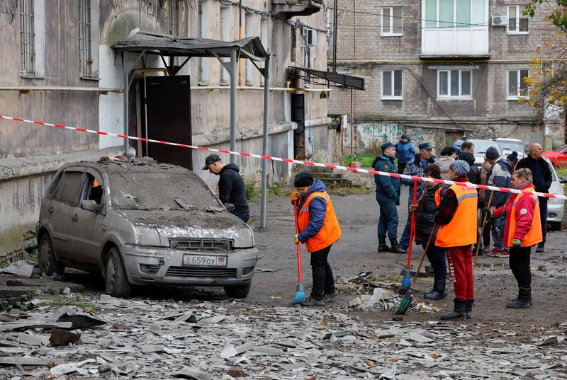 &copy; Reuters. Funcionário removem destroços após bombardeio em bloco residencial em Makiivka, na Ucrânia
04/11/2022 REUTERS/Alexander Ermochenko