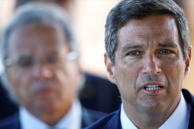 &copy; Reuters. Presidente do Banco Central, Roberto Campos Neto, fala perto do ministro da Economia, Paulo Guedes, ao deixar Palácio do Alvorada em Brasília
27/04/2020
REUTERS/Ueslei Marcelino