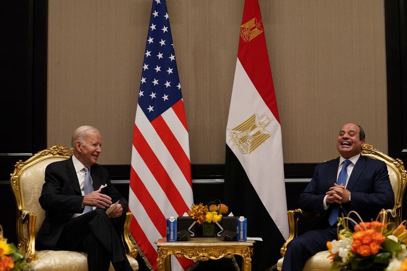 &copy; Reuters. الرئيس الأمريكي بايدن والرئيس المصري السيسي خلال اجتماعهما في شرم الشيخ يوم الجمعة. تصوير: كيفن لامارك - رويترز. 