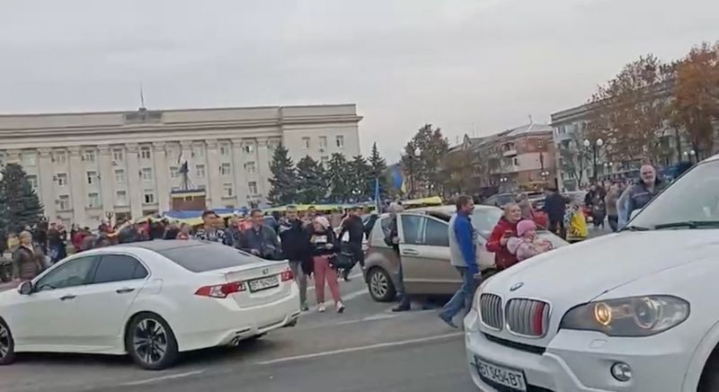© Reuters. Crowd cheer and chant as they surround a car with Ukrainian soldiers in Kherson Freedom Square, Ukraine in this screen grab obtained from a video released on November 11, 2022. Video obtained by Reuters/Handout via REUTERS  