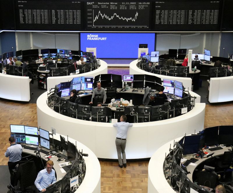 &copy; Reuters. Le graphique de l'indice des prix des actions allemandes DAX est photographié à la Bourse de Francfort. /Photo prise le 11 novembre 2022/REUTERS/Staff