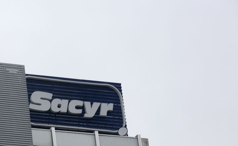 &copy; Reuters. FOTO DE ARCHIVO. El logo de la constructora española Sacyr en la sede de la empresa en Madrid, España. 4 de enero de 2014. REUTERS/Andrea Comas