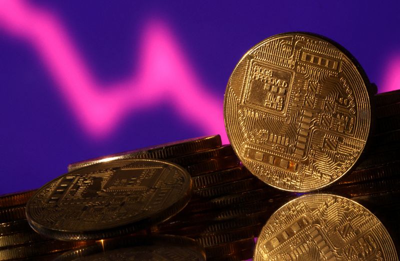 &copy; Reuters. Representations of cryptocurrencies are seen in front of displayed decreasing stock graph in this illustration taken November 10, 2022. REUTERS/Dado Ruvic/Illustration