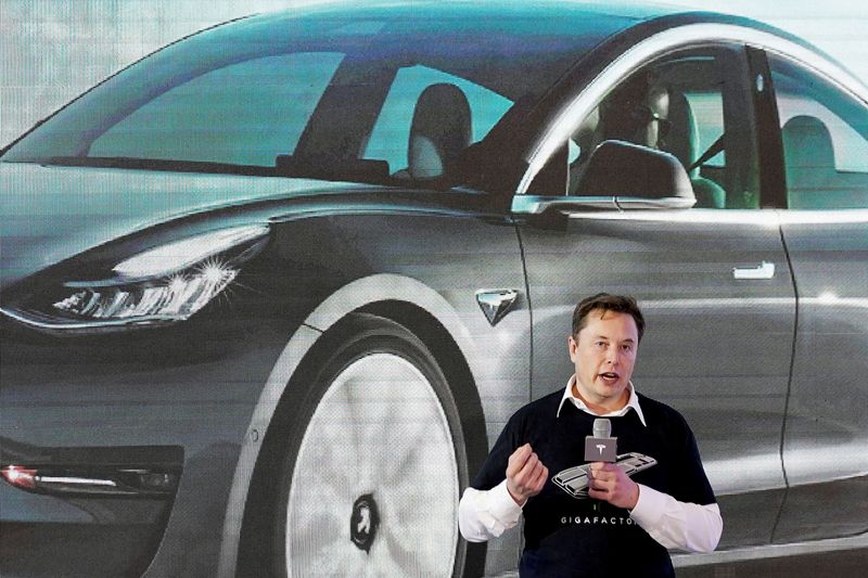 &copy; Reuters. Presidente da Tesla, Elon Musk, fala em palco durante evento de entrega de veículos Model 3 fabricados na China pela Tesla, na fábrica em Xangai. 7/01/2020. REUTERS/Aly Song/File Photo