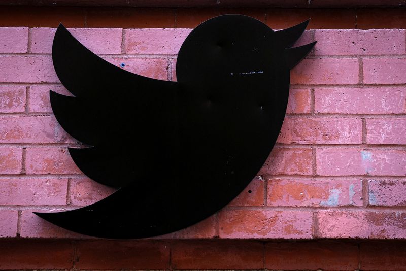 &copy; Reuters. FILE PHOTO: The Twitter logo is seen outside the offices in New York City, U.S., November 9, 2022. REUTERS/Brendan McDermid/File Photo