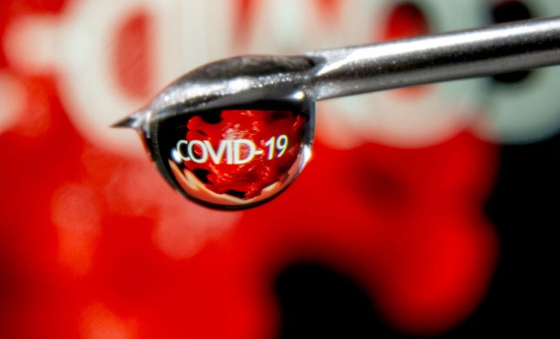 &copy; Reuters. Le mot "COVID-19" est reflété dans une goutte sur une aiguille de seringue dans cette illustration. /Photo prise le 9 novembre 2020/REUTERS/Dado Ruvic/Illustration/