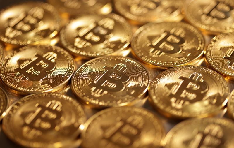 © Reuters. Representations of cryptocurrency Bitcoin are seen in this illustration, August 10, 2022. REUTERS/Dado Ruvic/Illustration