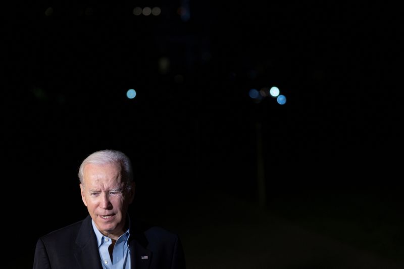 &copy; Reuters. U.S. President Joe Biden speaks to journalists before boarding Marine One ahead of an international trip, at the White House in Washington, U.S., November 10, 2022. REUTERS/Tom Brenner