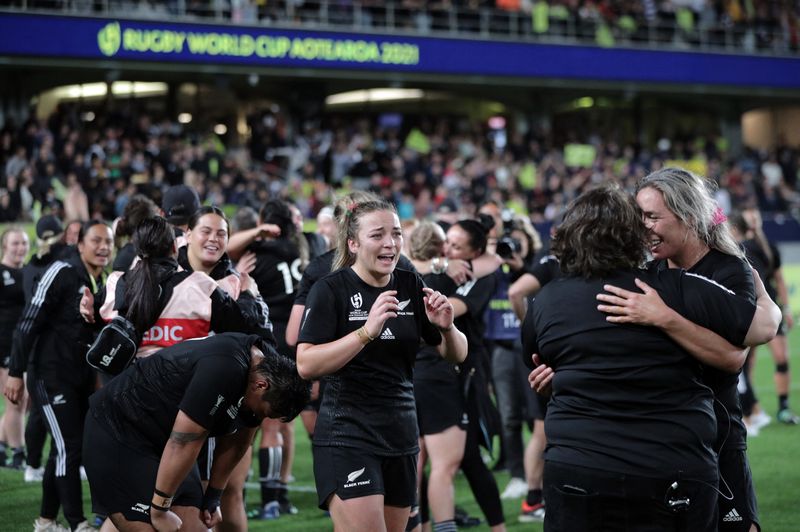 &copy; Reuters. Rugby Union - Women's World Cup - Final - England v New Zealand -  Eden Park, Auckland, New Zealand - November 12, 2022 New Zealand's Renee Holmes celebrates with teammates after winning the Women's World Cup REUTERS/David Rowland