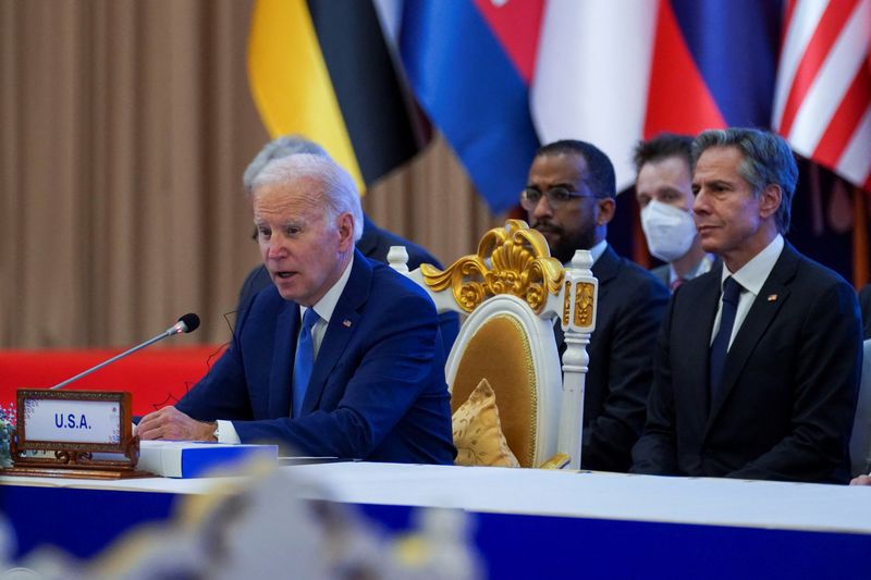 © Reuters. U.S. President Joe Biden speaks at the 2022 ASEAN summit in Phnom Penh, Cambodia, November 12, 2022. REUTERS/Kevin Lamarque