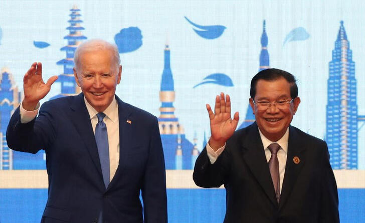 &copy; Reuters. El presidente de EEUU, Joe Biden (izq), y el primer ministro de Camboya, Hun Sen, saludan en un encuentro en el marco de la cumbre celebrada por la ASEAN en Nom Pen, Camboya. 12 noviembre 2022. Centro de Medios ASEAN2022 Nom Pen/entrega vía Reuters. ESTA