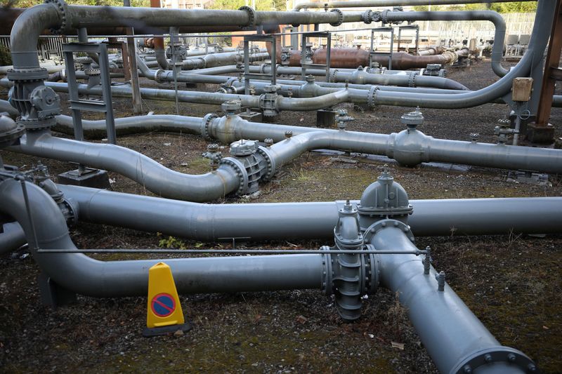 &copy; Reuters. Photo des sections de gazoduc à côté d'un réservoir de gaz désaffecté à Manchester. /Photo prise le 23 septeùbre 2021/REUTERS/Phil Noble