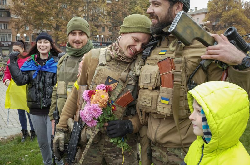 &copy; Reuters. Local residents welcome Ukrainian servicemen as people celebrate after Russia's retreat from Kherson, in central Kherson, Ukraine November 12, 2022.  REUTERS/Lesko Kromplitz