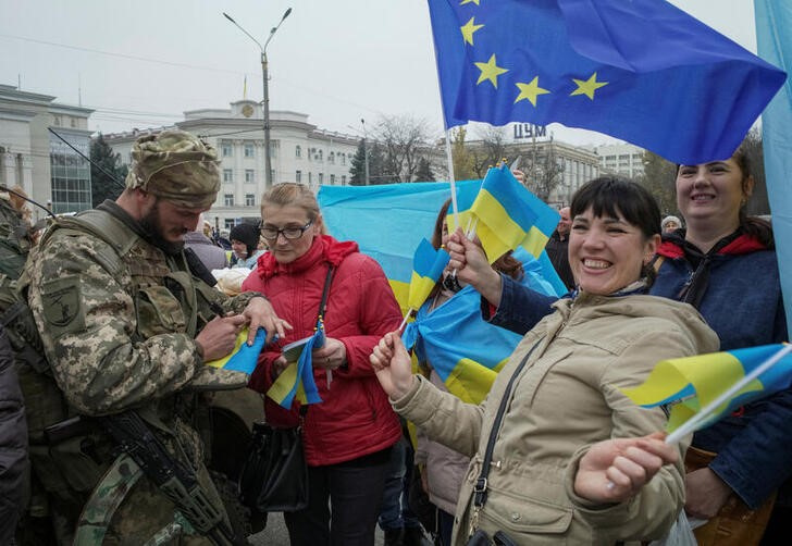 &copy; Reuters. Residentes locales reciben a las tropas ucranianas para celebrar la retirada rusa de Jersón, Ucrania. 12 noviembre 2022. REUTERS/Lesko Kromplitz