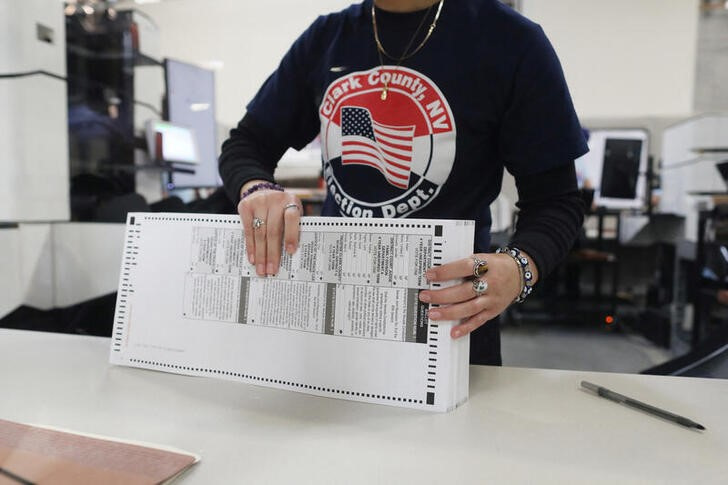 &copy; Reuters. Un funcionario ordena papeletas de las elecciones de medio término en el Departamento Electoral del Condado de Clark, Las Vegas, Nevada, EEUU. 9 noviembre 2022. REUTERS/David Swanson
