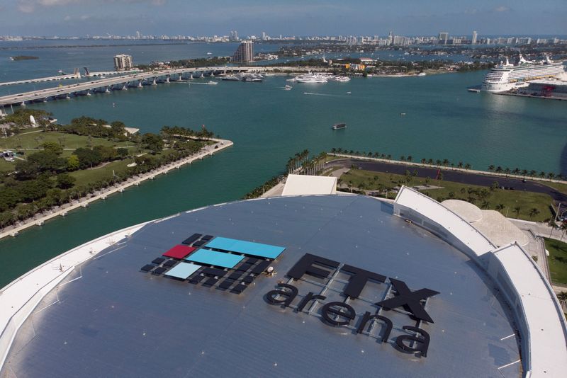 © Reuters. The logo of FTX is seen in the rooftop of the FTX Arena in Miami, Florida, U.S., November 12, 2022. REUTERS/Marco Bello