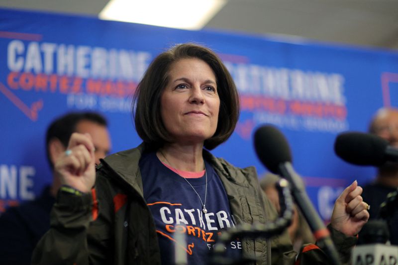 © Reuters. FILE PHOTO: Democratic Senator Catherine Cortez Masto leads a rally ahead of the midterm elections in Henderson, Nevada, U.S. November 7, 2022.  REUTERS/David Swanson